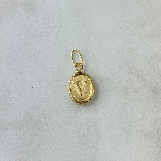 Dije Letra V 0.5gr / 1.8cm / Troquelada Oro Amarillo