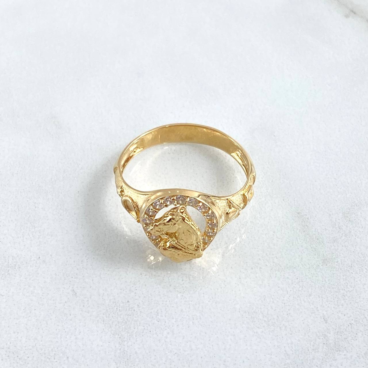 Anillo Herradura Caballo 5.8gr / T9 3/4 / Circones Blancos - Texturizado Oro Amarillo 18K