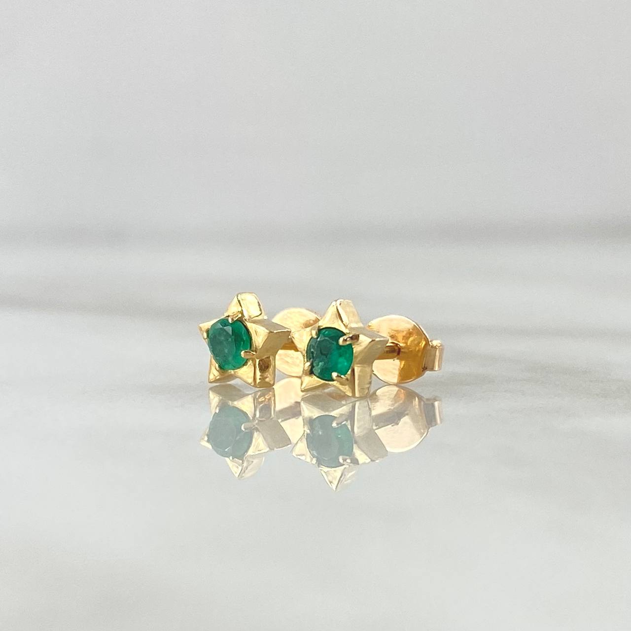 Topos Estrella 1.6gr / 0.5cm / Esmeralda 10 Pts Oro Amarillo 18K (Joya)