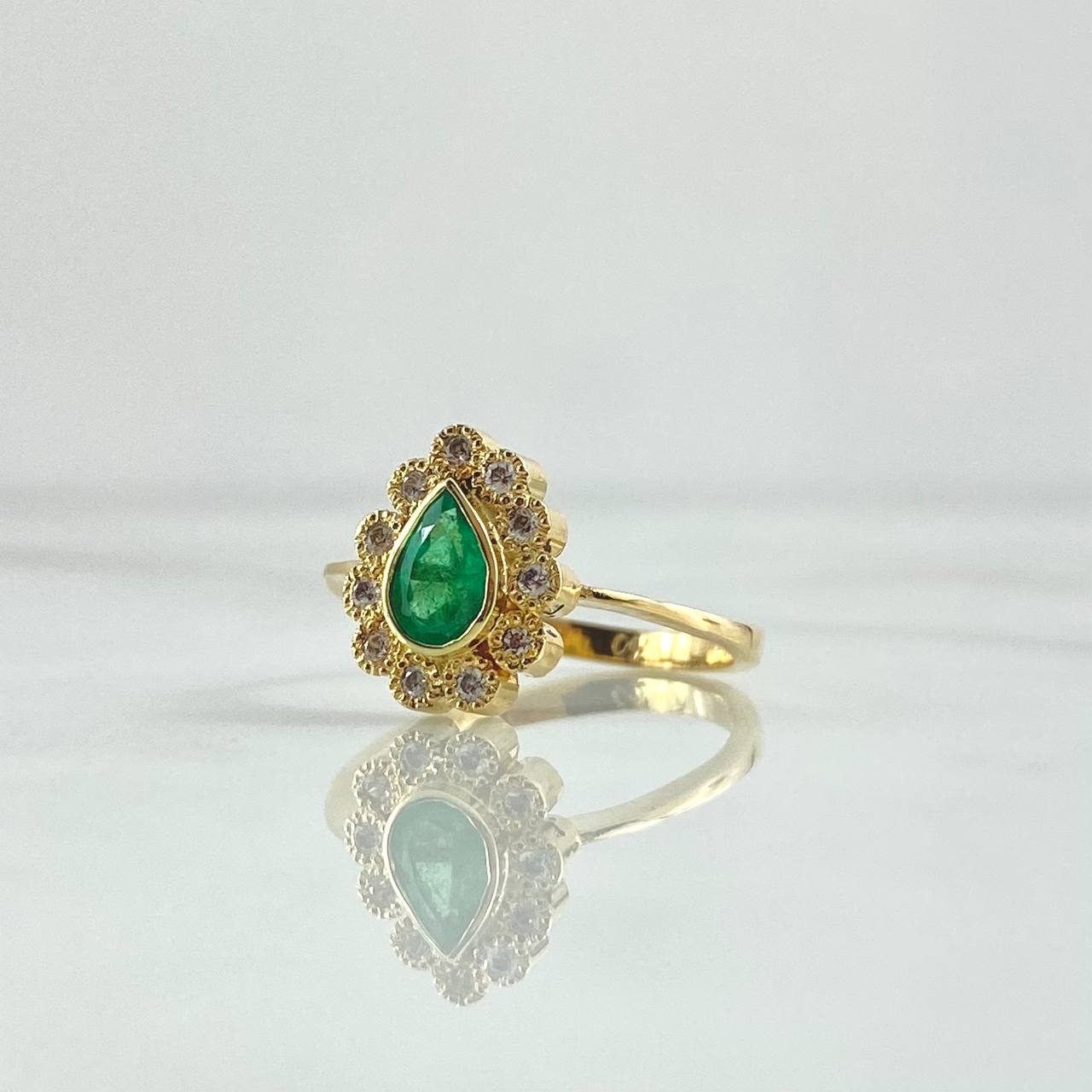 Anillo Halo En Pera 3.65gr / T7 1/4 / Esmeraldas 46Pts - Circones Blancos Oro Amarillo 18K ©