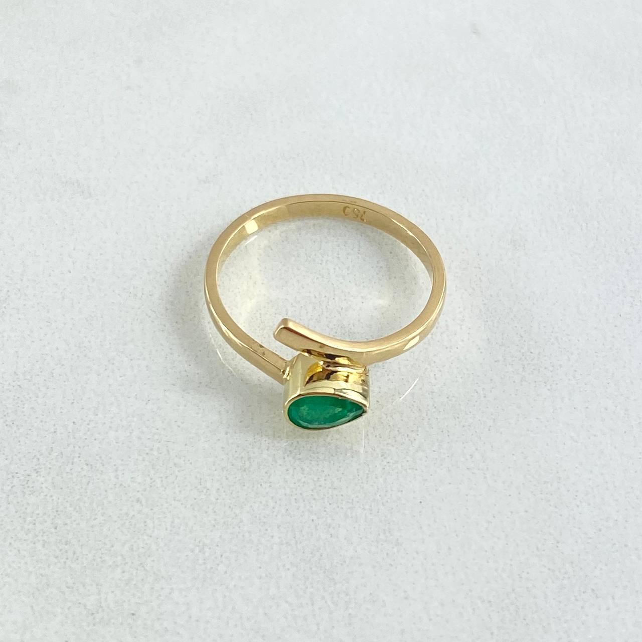 Anillo Solitario Cola Finita 2.5gr / T6 1/2 / Esmeraldas 32Pts Oro Amarillo 18K ©