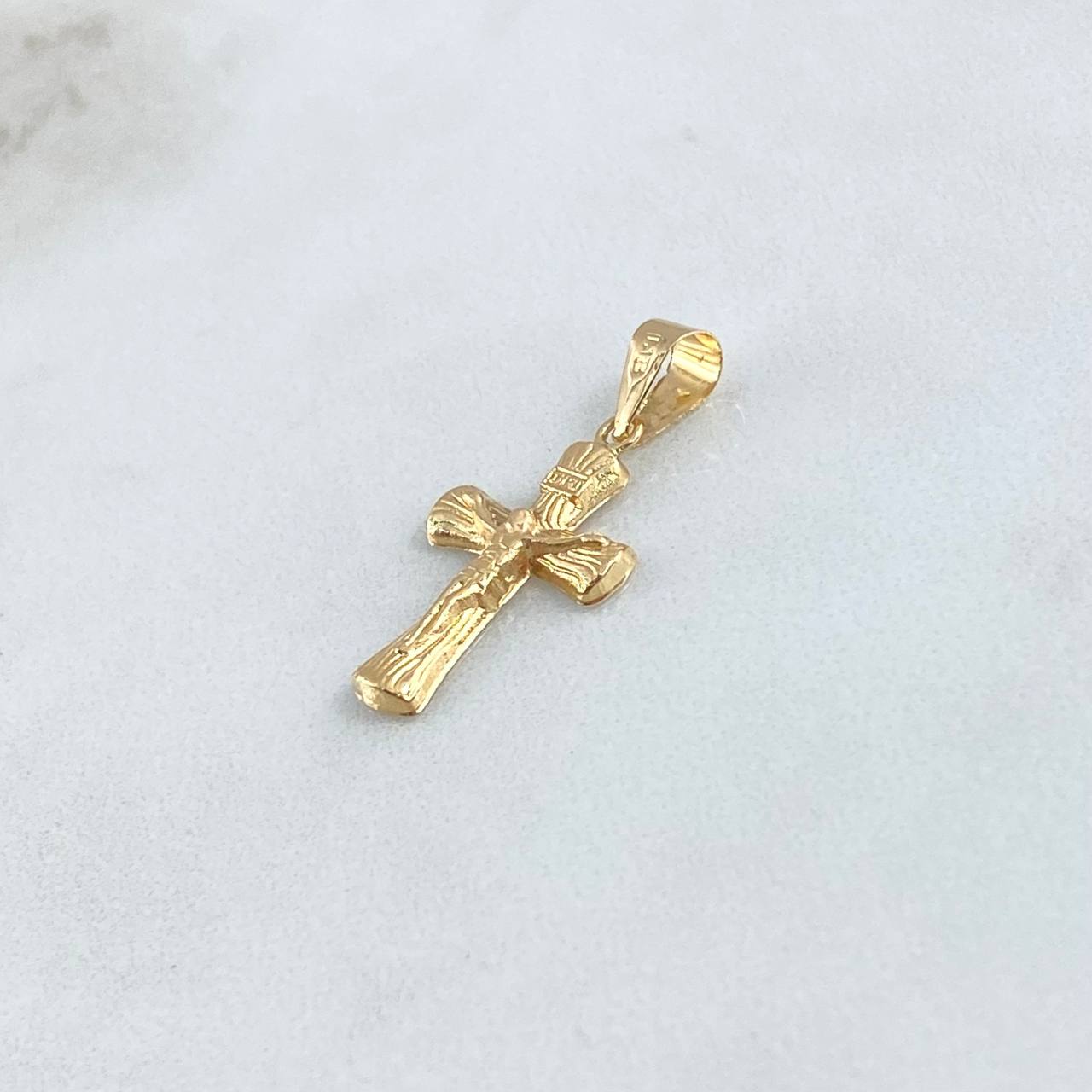 Dije Cruz Cristo Corteza 0.85gr / 2.9cm / Oro Amarillo 18K ©