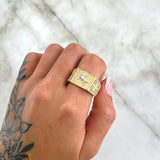 Anillo Rectangular Caballo Cruces 8.15gr / T10 / Circones Blancos Oro Amarillo 18K