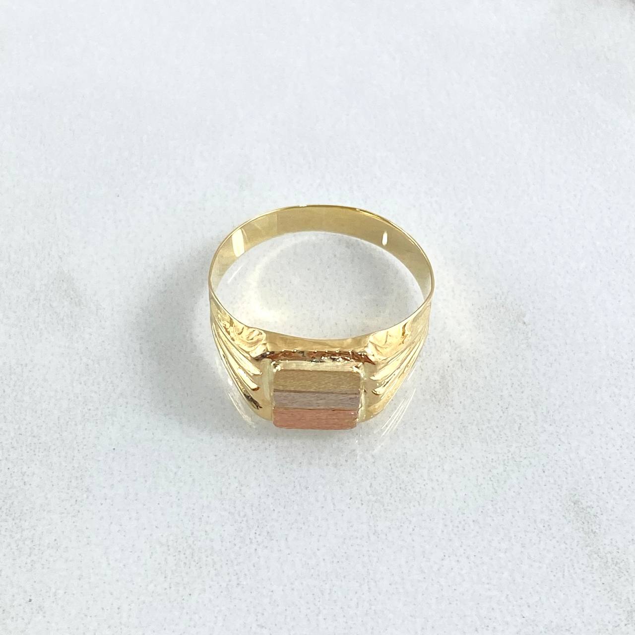 Anillo Sello Cuadrado 1.55gr / T6 1/4 / Rayas Laterales Tres Oros 18K *