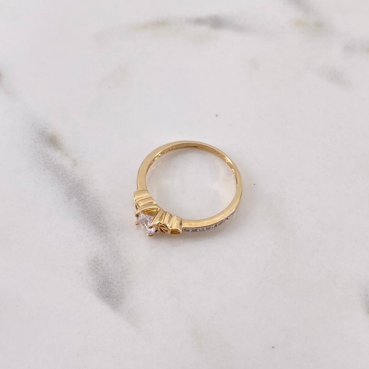 Anillo Solitario Churumbela 2.05gr / T6 1/4 / Circones Blancos Dos Oros Amarillo Blanco 18K $