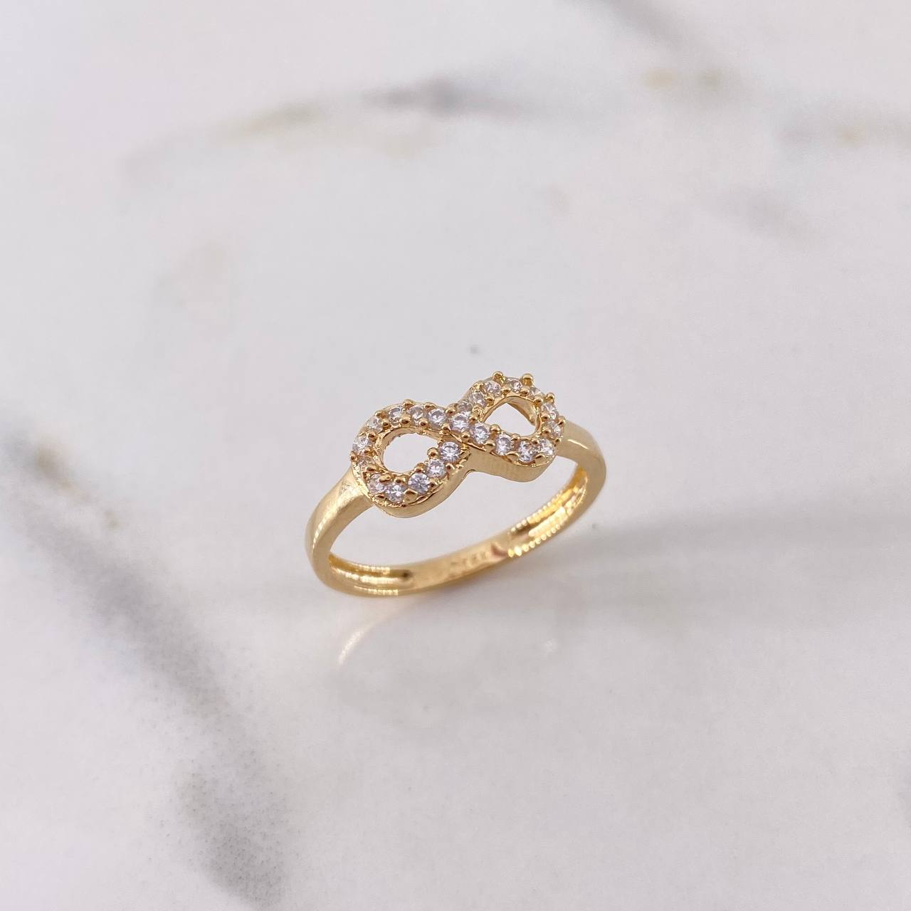 Anillo Infinito 2.2gr / T6 3/4 / Circones Blancos Oro Amarillo 18K $