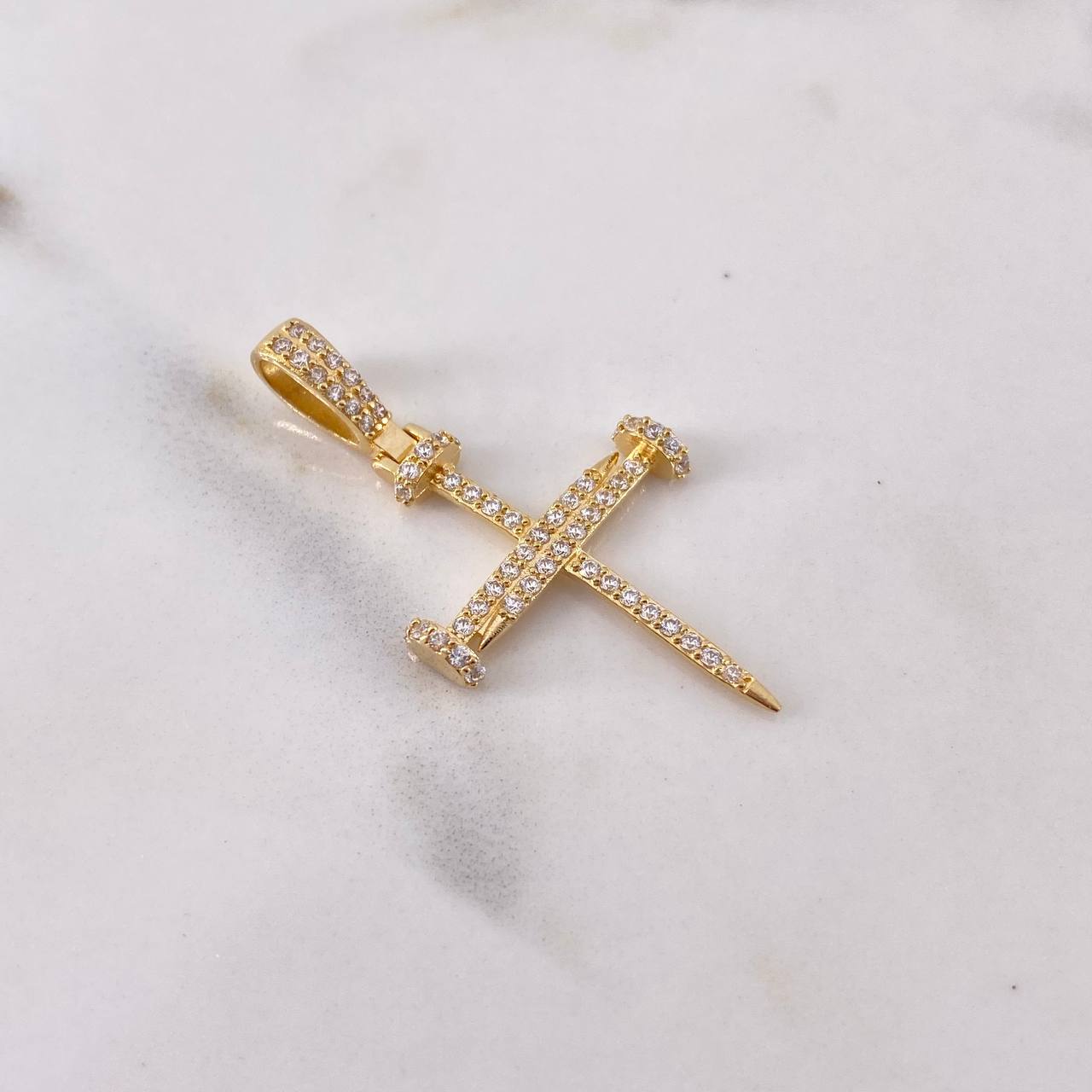 Dije Cruz Clavo 2.6gr / 3.7cm / Circones Blancos Oro Amarillo 18K $