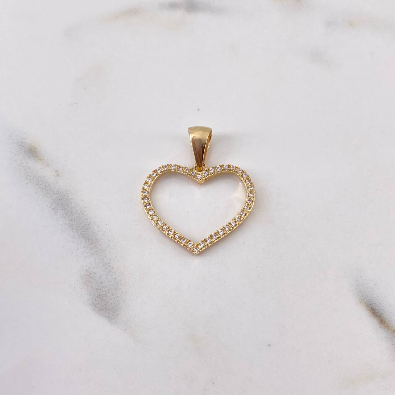 Dije Silueta Corazon 1.7gr / 2.5cm / Circones Blancos Oro Amarillo 18K $