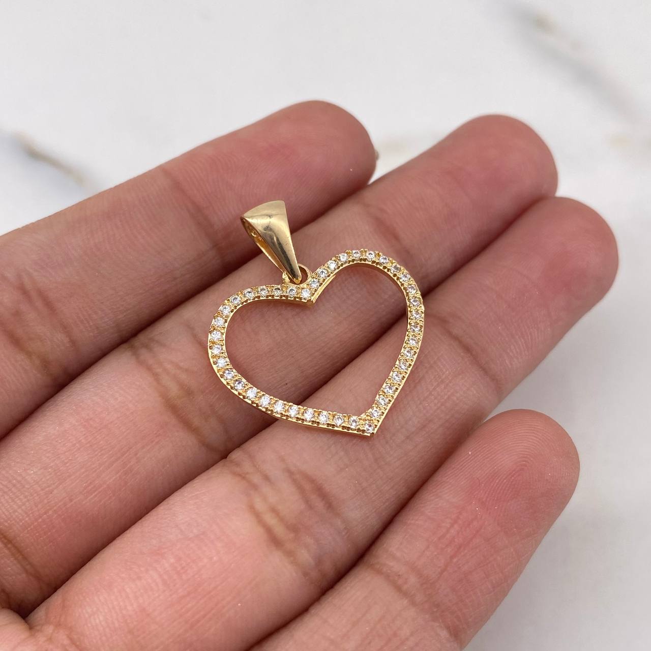 Dije Silueta Corazon 1.7gr / 2.5cm / Circones Blancos Oro Amarillo 18K $