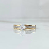 Anillo Solitario Carril Incrustado 2.15gr / T6 3/4 / Circones Blancos Oro Amarillo 18K