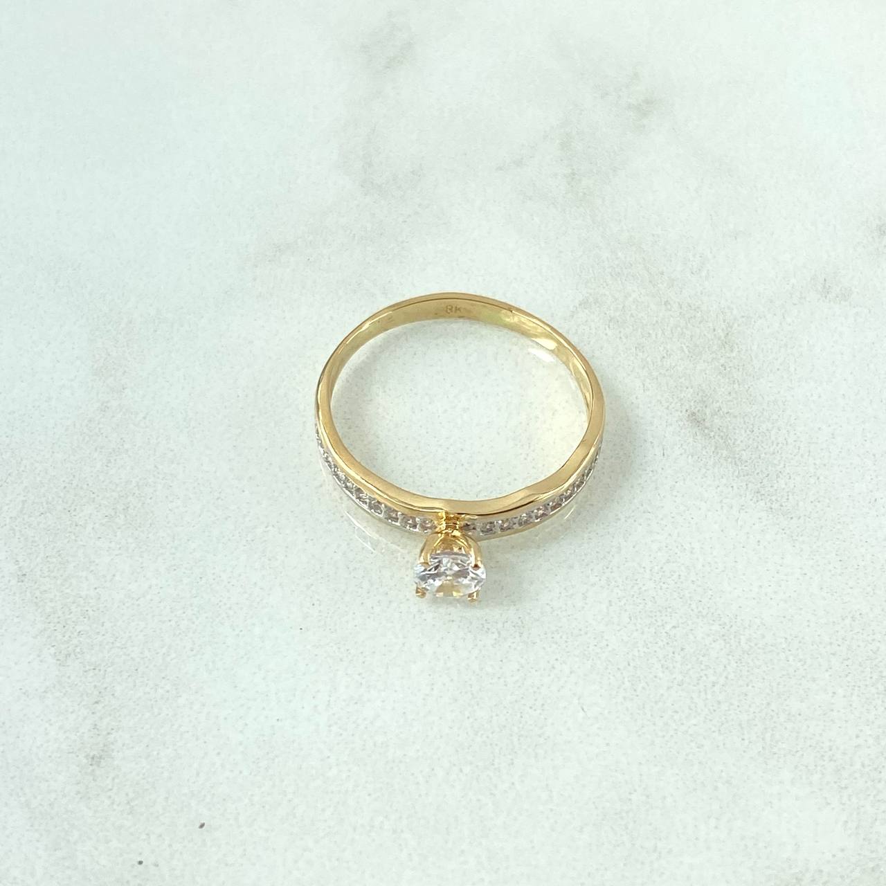 Anillo Solitario Carril Incrustado 2.15gr / T6 3/4 / Circones Blancos Oro Amarillo 18K