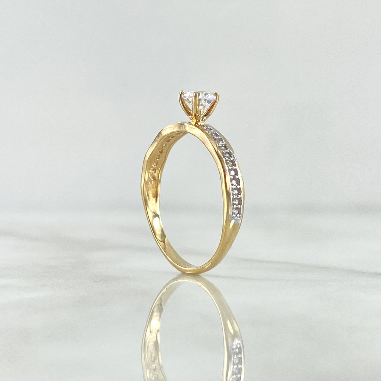 Anillo Solitario Carril Incrustado 2.15gr / T6 3/4 / Circones Blancos Oro Amarillo 18K