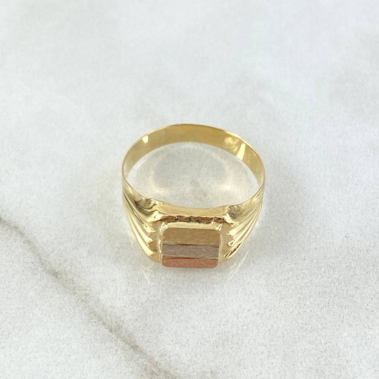 Anillo Sello Cuadrado 1.55gr / T5 3/4 / Texturizado Tres Oros 18K