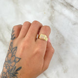 Anillo Sello Cuadrado 1.55gr / T5 3/4 / Texturizado Tres Oros 18K