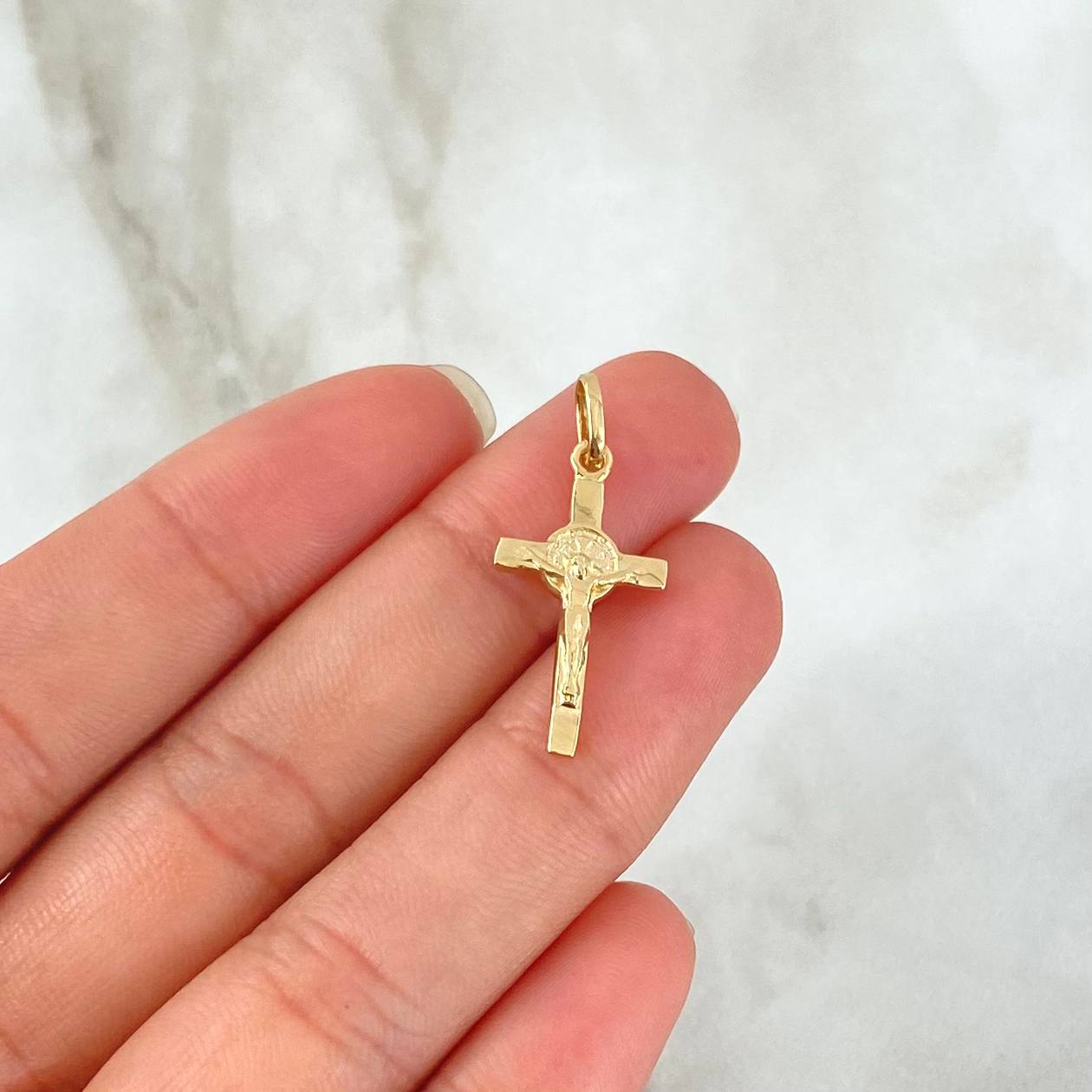 Dije Cruz Cristo - San Benito 1.35gr / 2.7cm / Oro Amarillo 18K