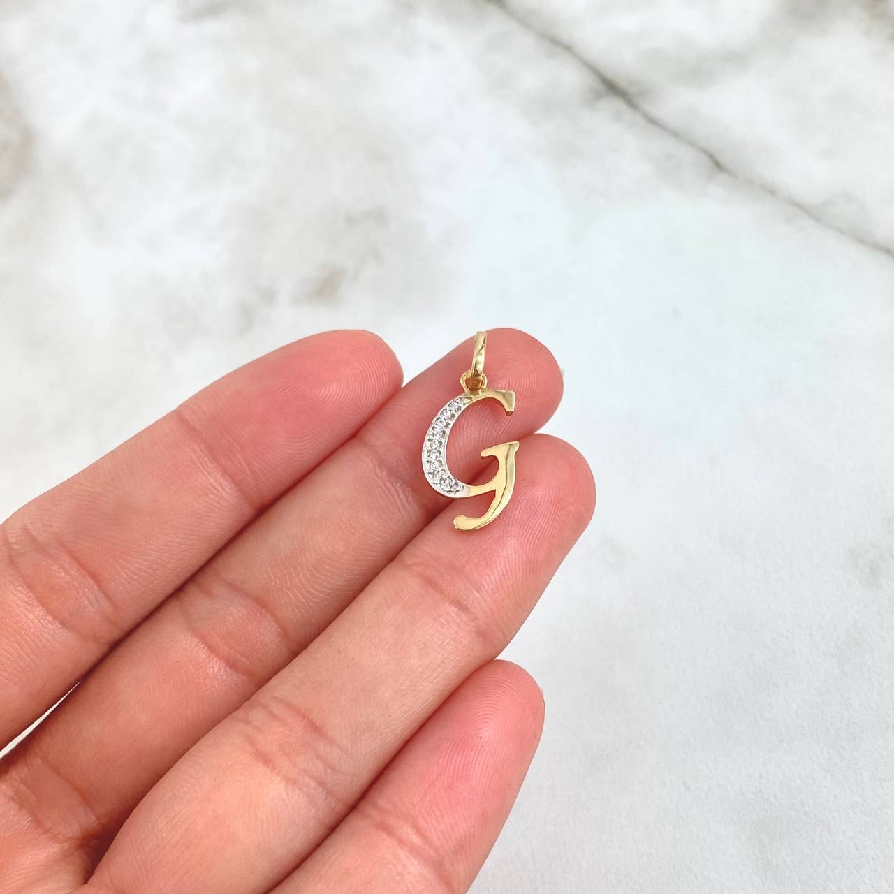 Dije Letra G Cursiva 1,0gr / 2.5cm / Circones Blancos Dos Oros Amarillo Blanco 18K