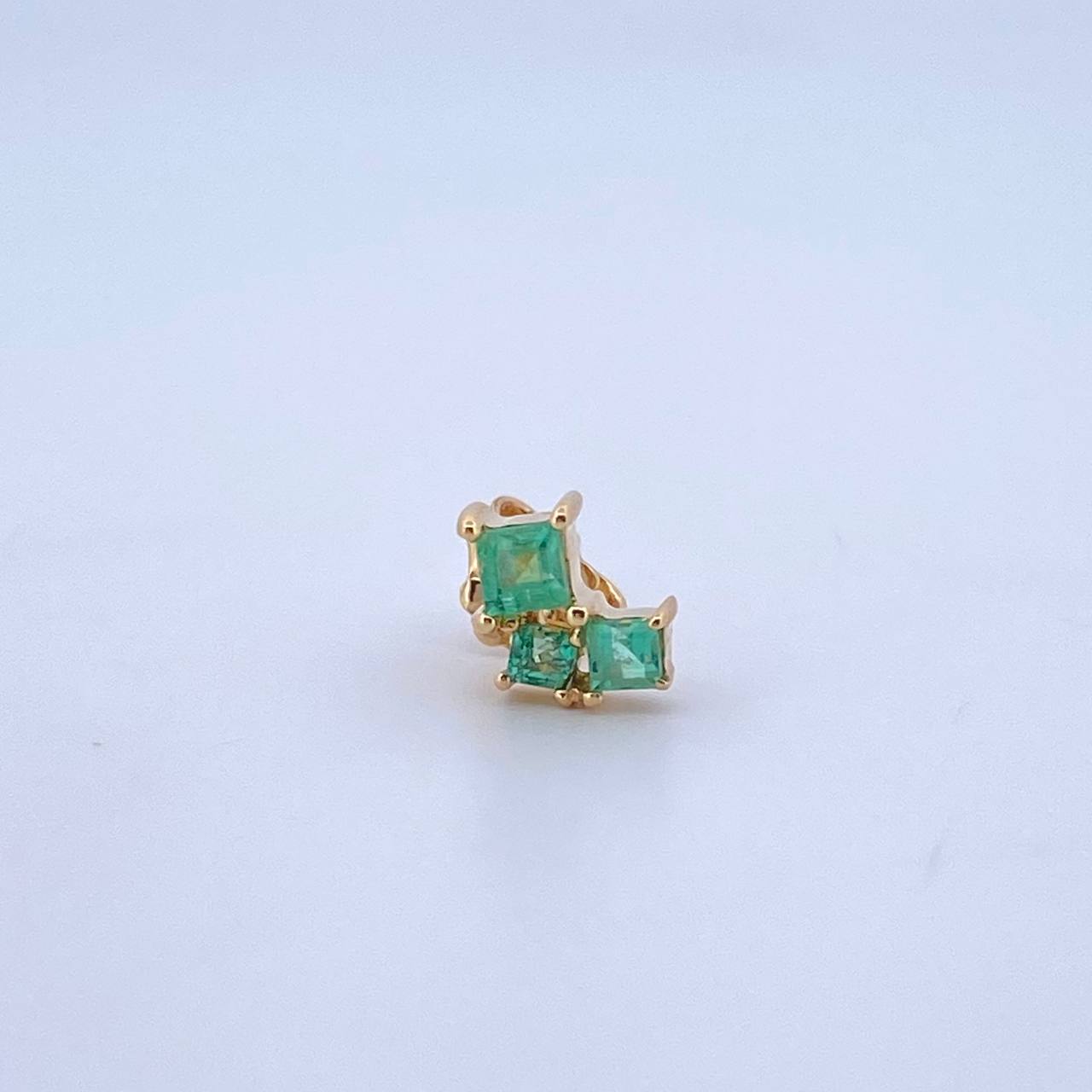 Piercing Cuadro Cubico 0.85gr / 8mm Esmeraldas 31Pts Broche Mariposa Oro Amarillo 18K (Joya) ©