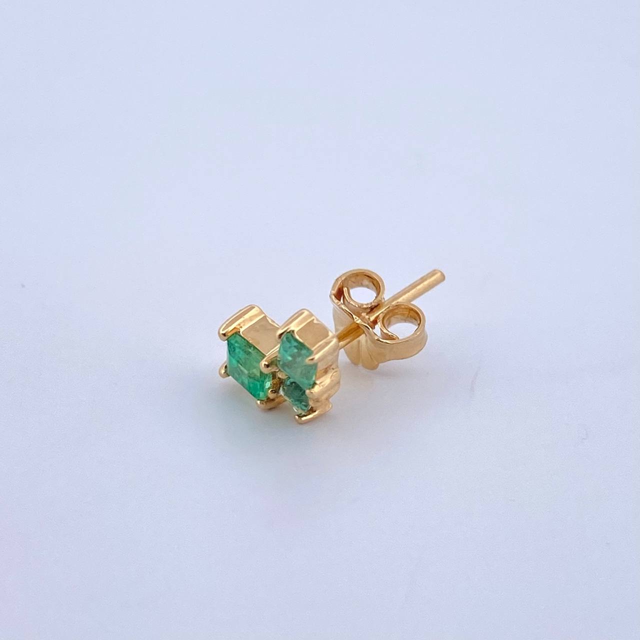 Piercing Cuadro Cubico 0.85gr / 8mm Esmeraldas 31Pts Broche Mariposa Oro Amarillo 18K (Joya) ©