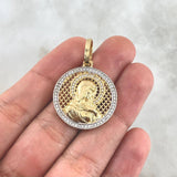 Dije Medalla Virgen María 5.6gr / 3.6cm / Circones Blancos Oro Amarillo 18K ©