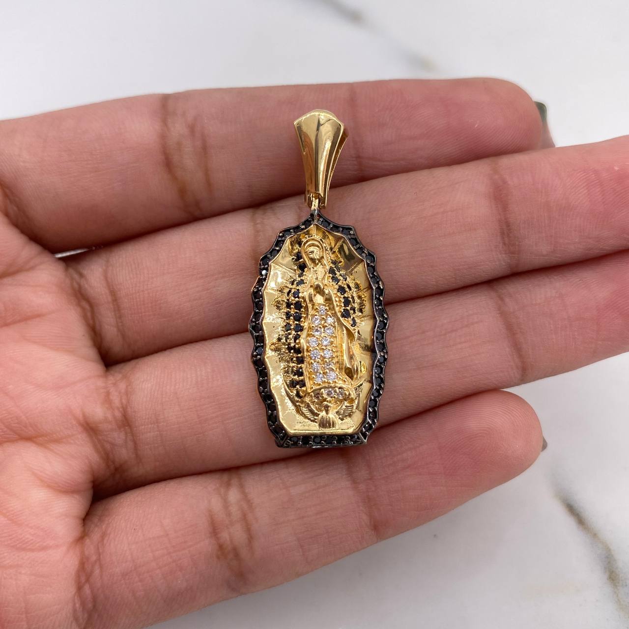 Dije Virgen Guadalupe 6gr / 3.7cm / Circones Negros Blancos Oro Amarillo 18K &