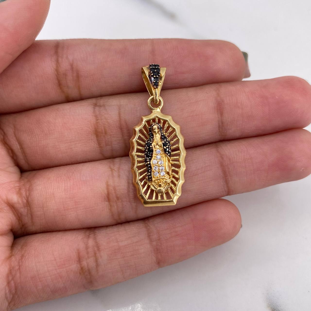 Dije Virgen Guadalupe 3.05gr / 3.1cm / Circones Negros Blancos Oro Amarillo 18K #