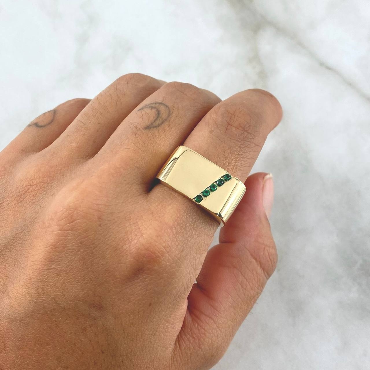 Anillo Sello Linea Intermedia Diagonal 8.85gr / T10 / Circones Verdes Oro Amarillo 18K  ©