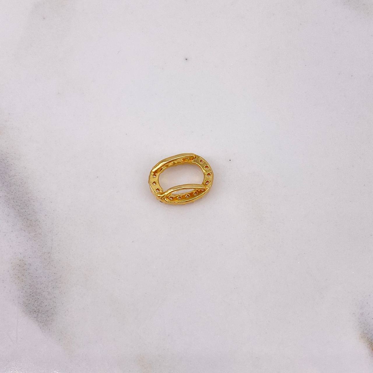 Dije Letra O 0.45gr / 0.9cm / Circones Blancos Oro Amarillo 18K #