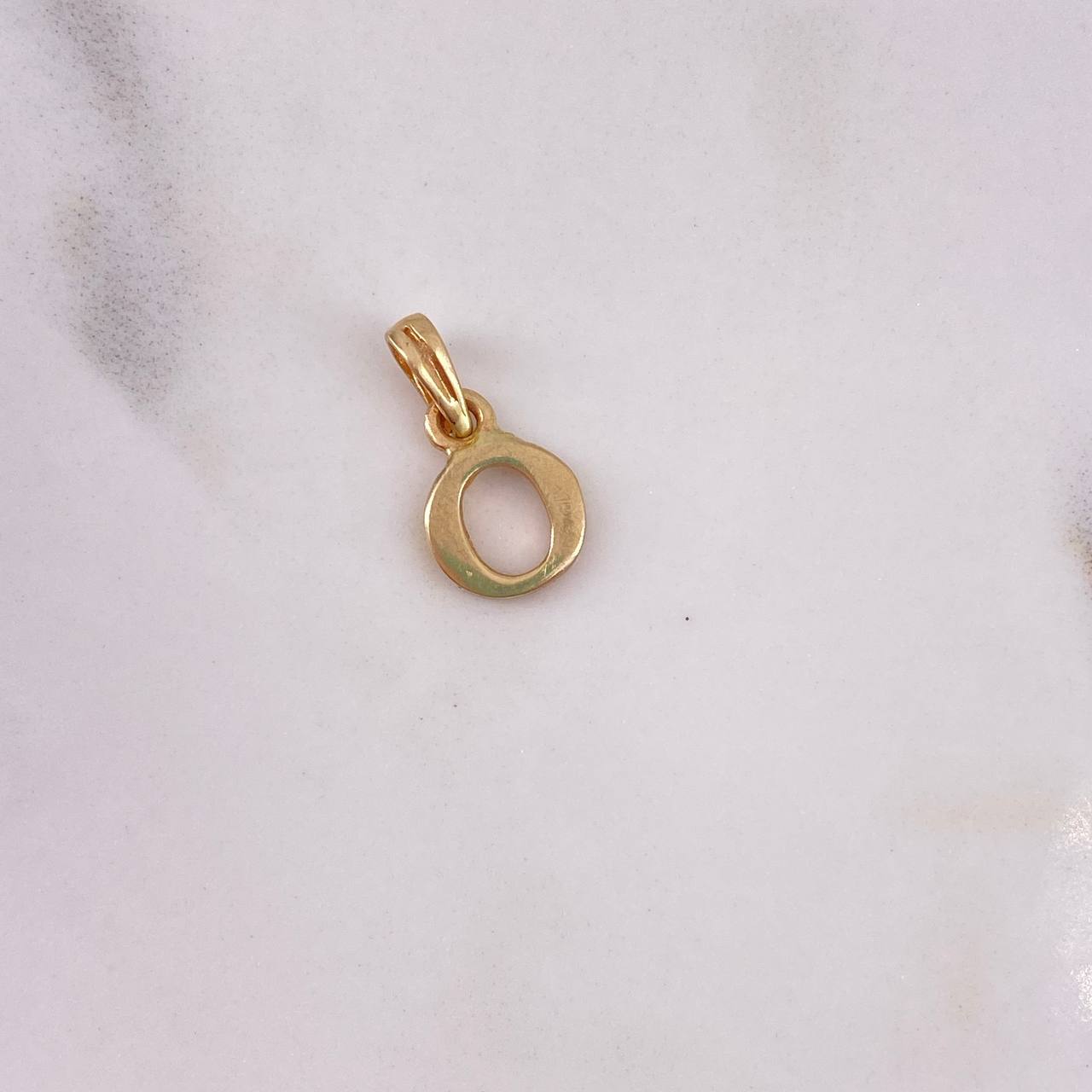 Dije Letra O 0.6gr / 1.3cm / Liso Oro Amarillo 18K #