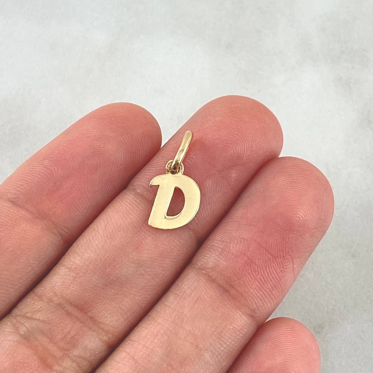 Dije Letra D Cursiva 0.5gr / 1.6cm / Lisa Oro Amarillo 18K ©