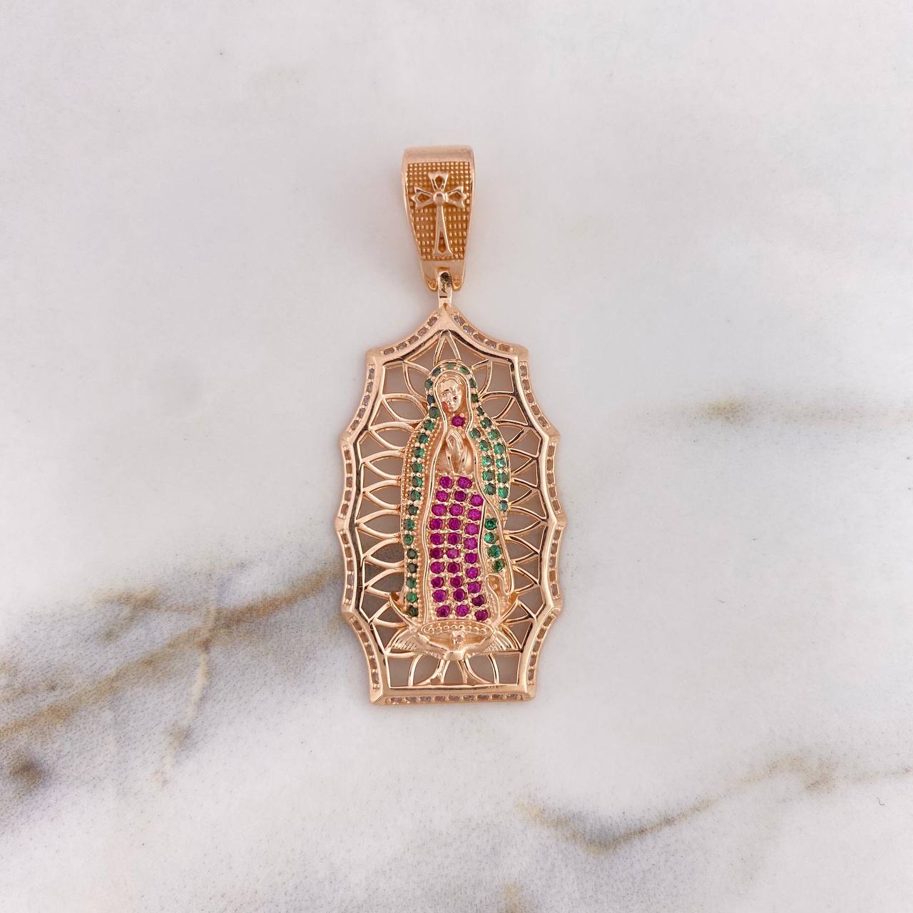 Dije Virgen Guadalupe 7.7gr / 4.7cm / Circones Blancos-Verdes-Fucsias Oro Rosa 18K $