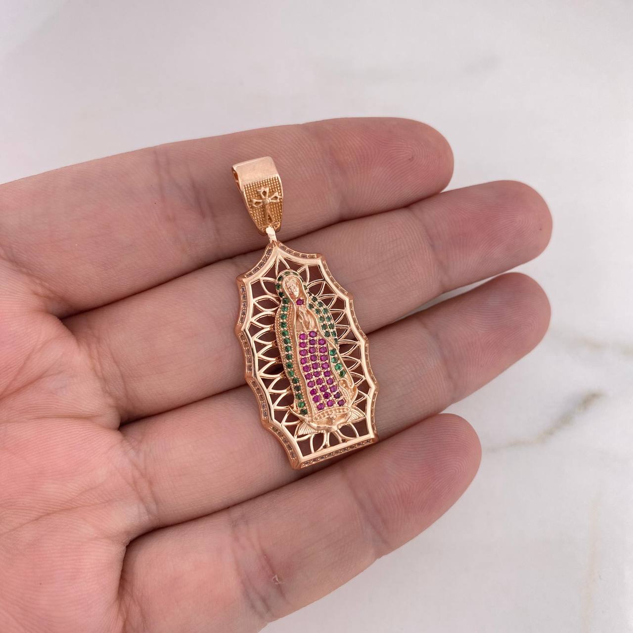 Dije Virgen Guadalupe 7.7gr / 4.7cm / Circones Blancos-Verdes-Fucsias Oro Rosa 18K $