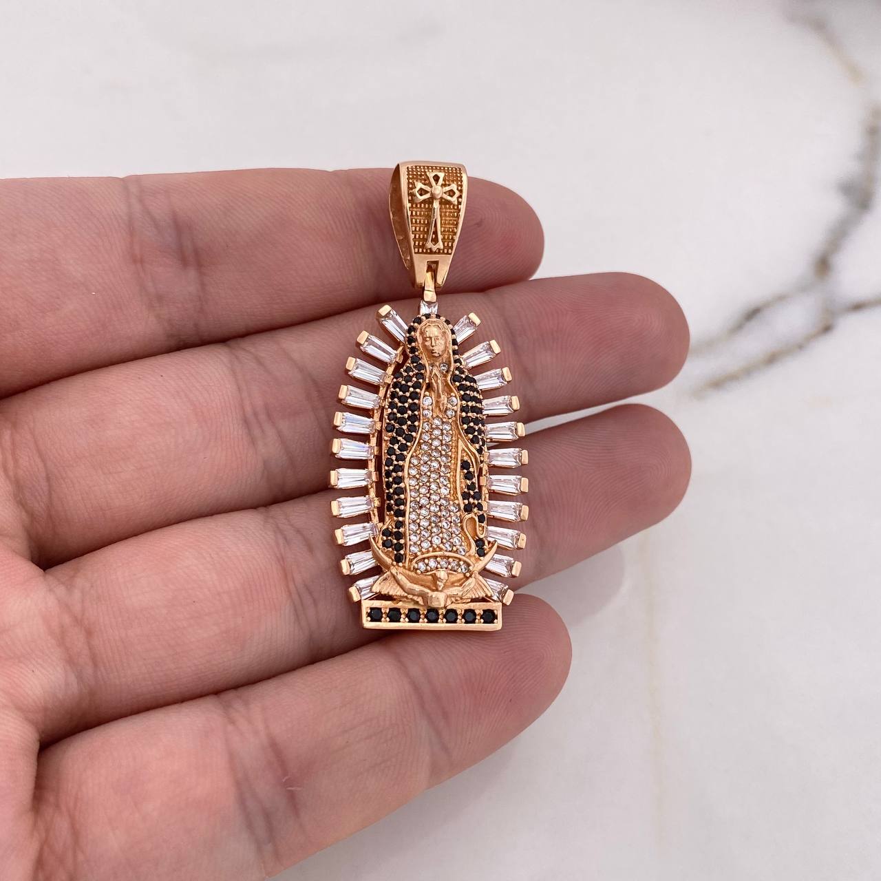 Dije Virgen Guadalupe 12.15gr / 5.7cm / Circones Blancos Negros Oro Rosa 18K #