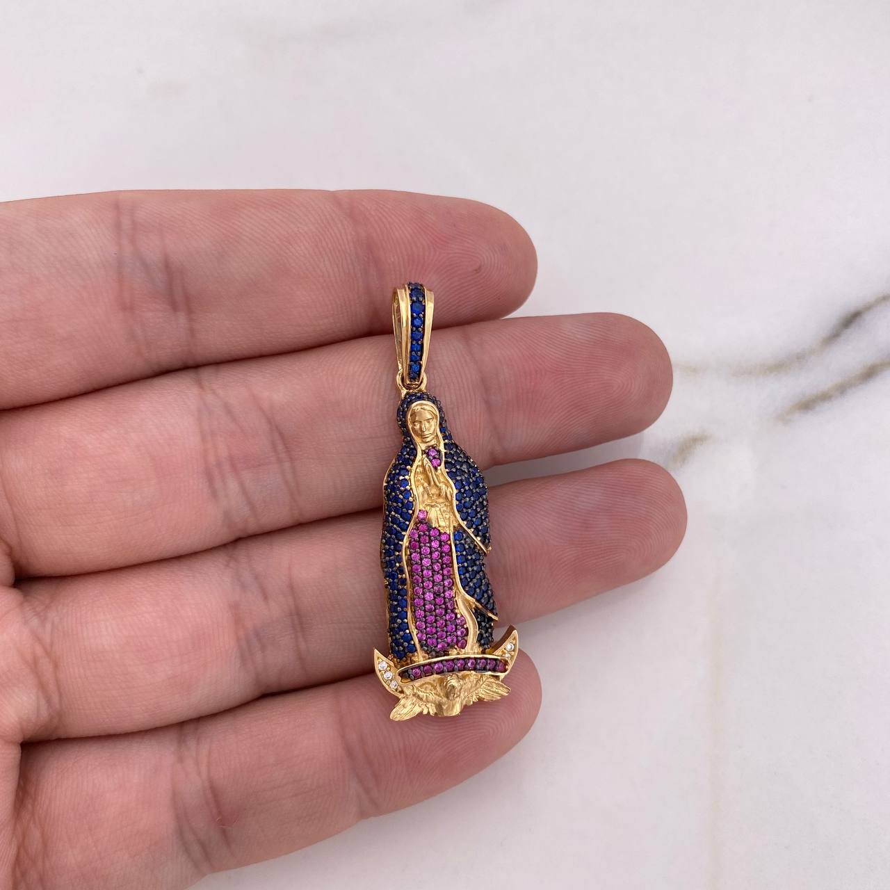 Dije Virgen Guadalupe 6.5gr / 4.8cm / Circones Blancos-Azules-Fucsias Oro Amarillo 18K &