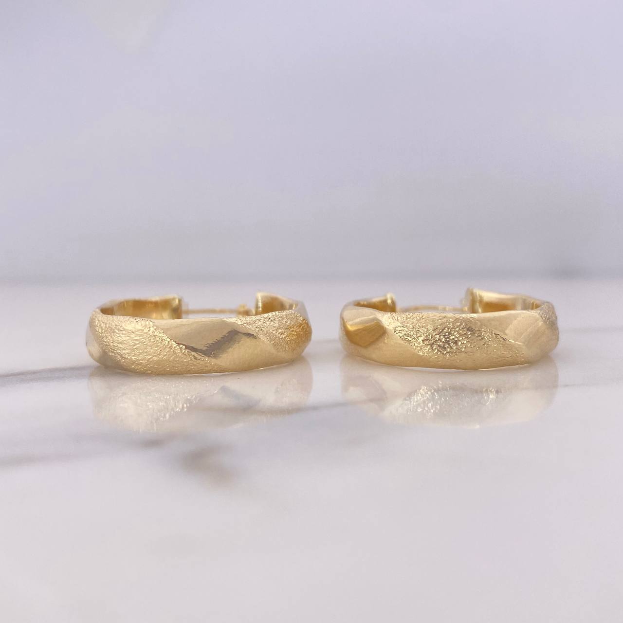 Candongas Nia 4.15gr / 2.9cm / Matizadas Oro Amarillo 18K $