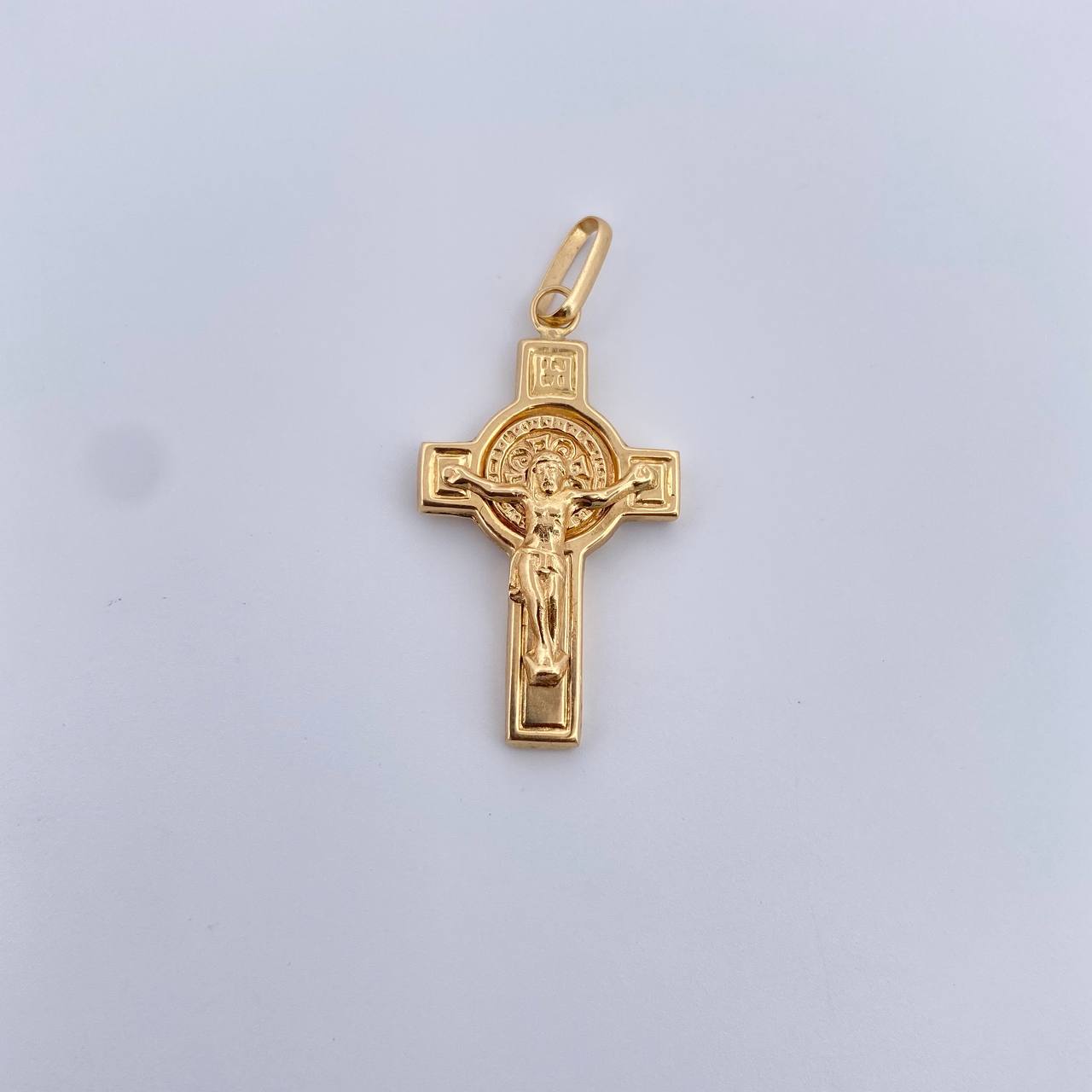 Dije Cruz Cristo San Benito 1.9gr / 3.7cm / Oro Amarillo 18K &