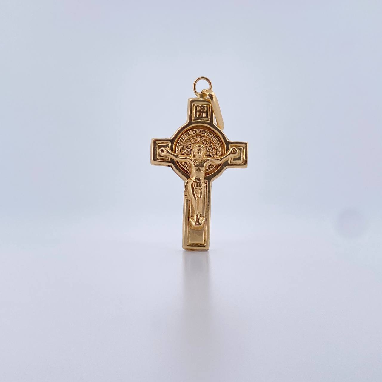 Dije Cruz Cristo San Benito 1.9gr / 3.7cm / Oro Amarillo 18K &