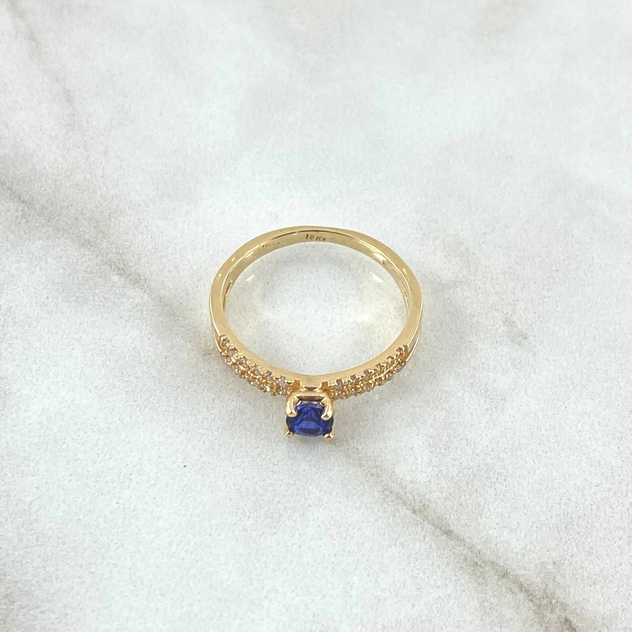 Anillo Solitario En Lazos Cruzados 2.35gr / T6 / Zafiro 06Pts Diamantes Blancos 04Pts Oro Amarillo 18K (Joya) ©