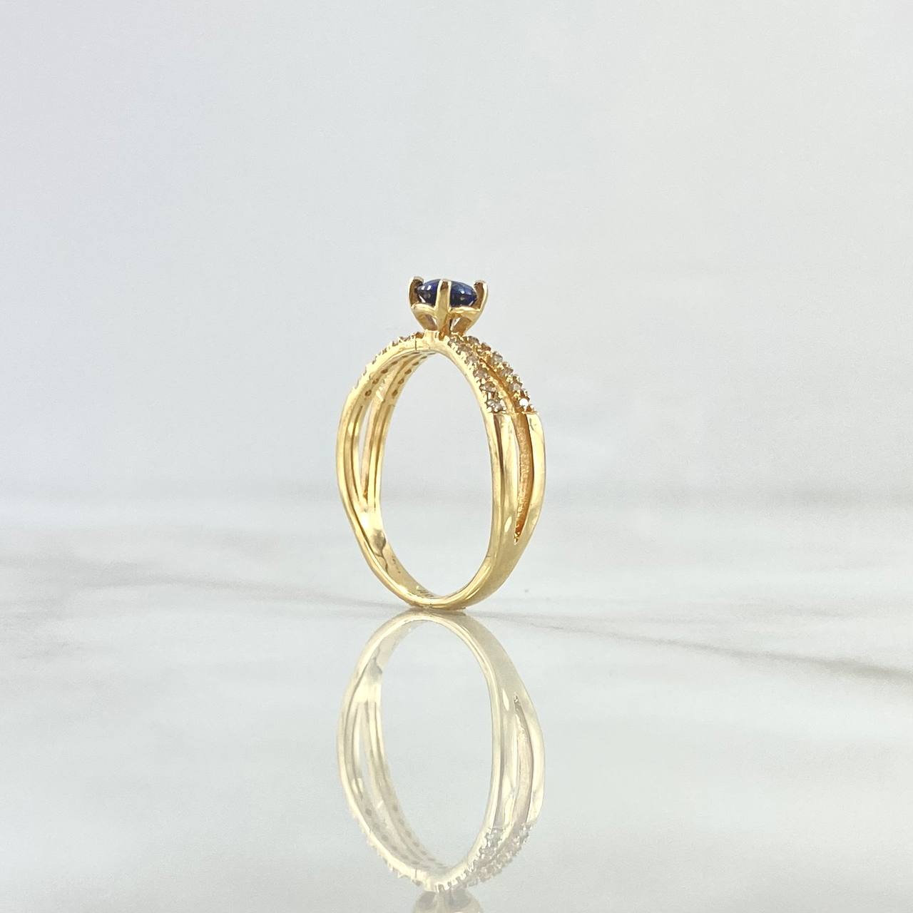 Anillo Solitario En Lazos Cruzados 2.35gr / T6 / Zafiro 06Pts Diamantes Blancos 04Pts Oro Amarillo 18K (Joya) ©