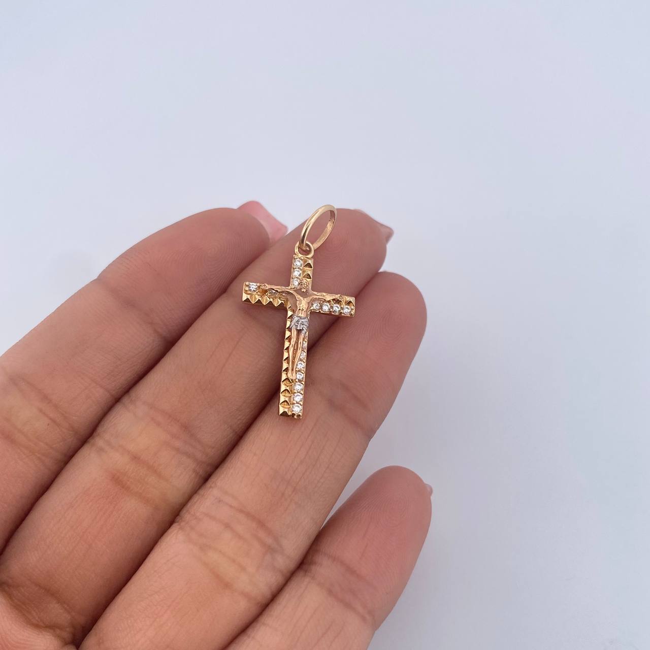 Dije Cruz Cristo 1.7gr / 3cm / Circones Blancos Tres Oros 18K &