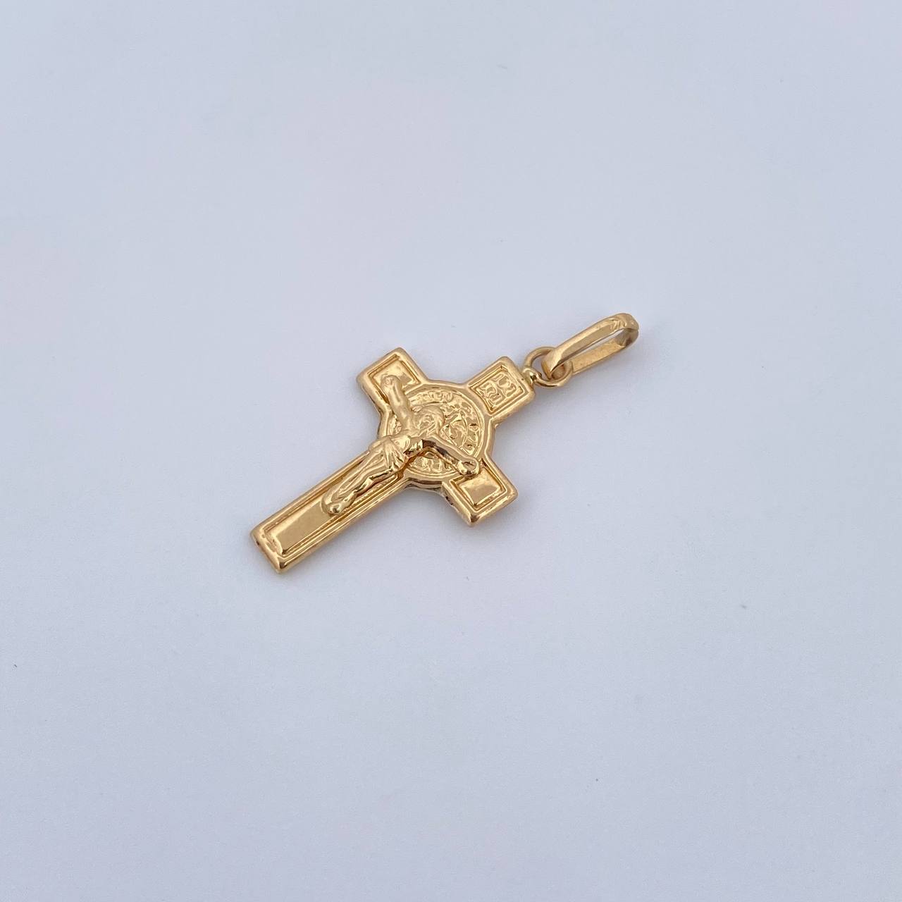 Dije Cruz Cristo San Benito 0.75gr / 2.5cm / Oro Amarillo 18K &