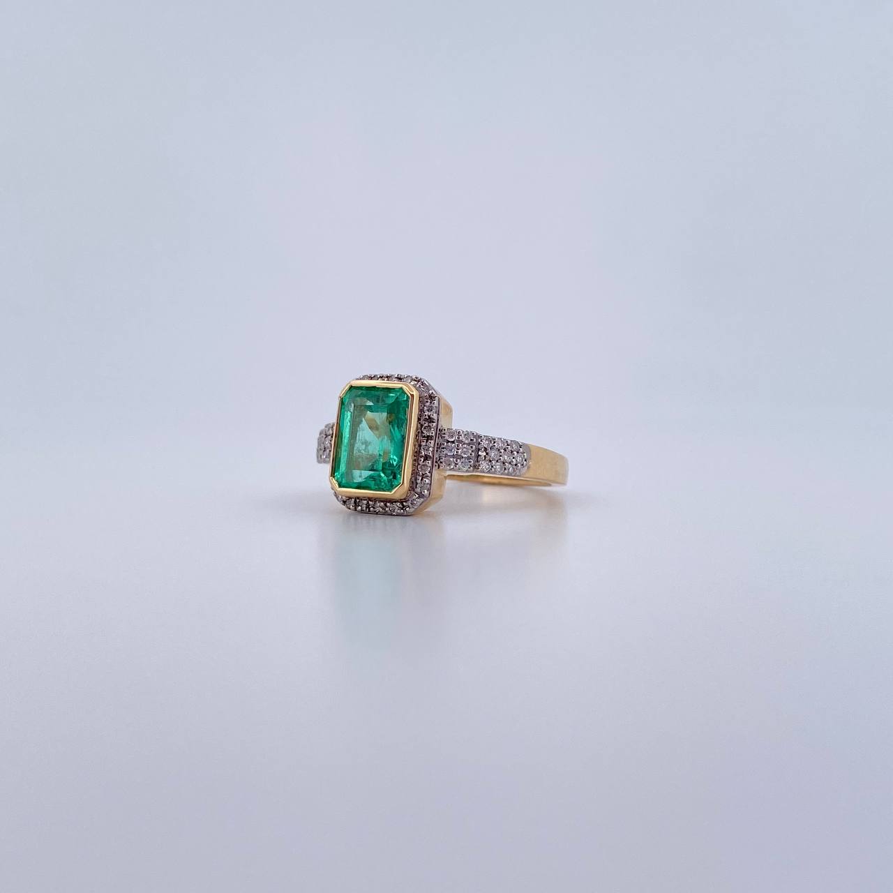 Anillo Solitario Rectangulo 5.05gr / T6 3/4 / Esmeralda 1.81 Qts Diamante 25 Pts Dos Oros Amarillo Blanco 18K (Joya) &