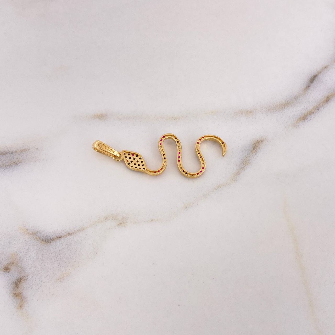 Dije Serpiente  1.7gr / 3.8cm / Circones Negros-Blancos-Fucsias Oro Amarillo 18K #