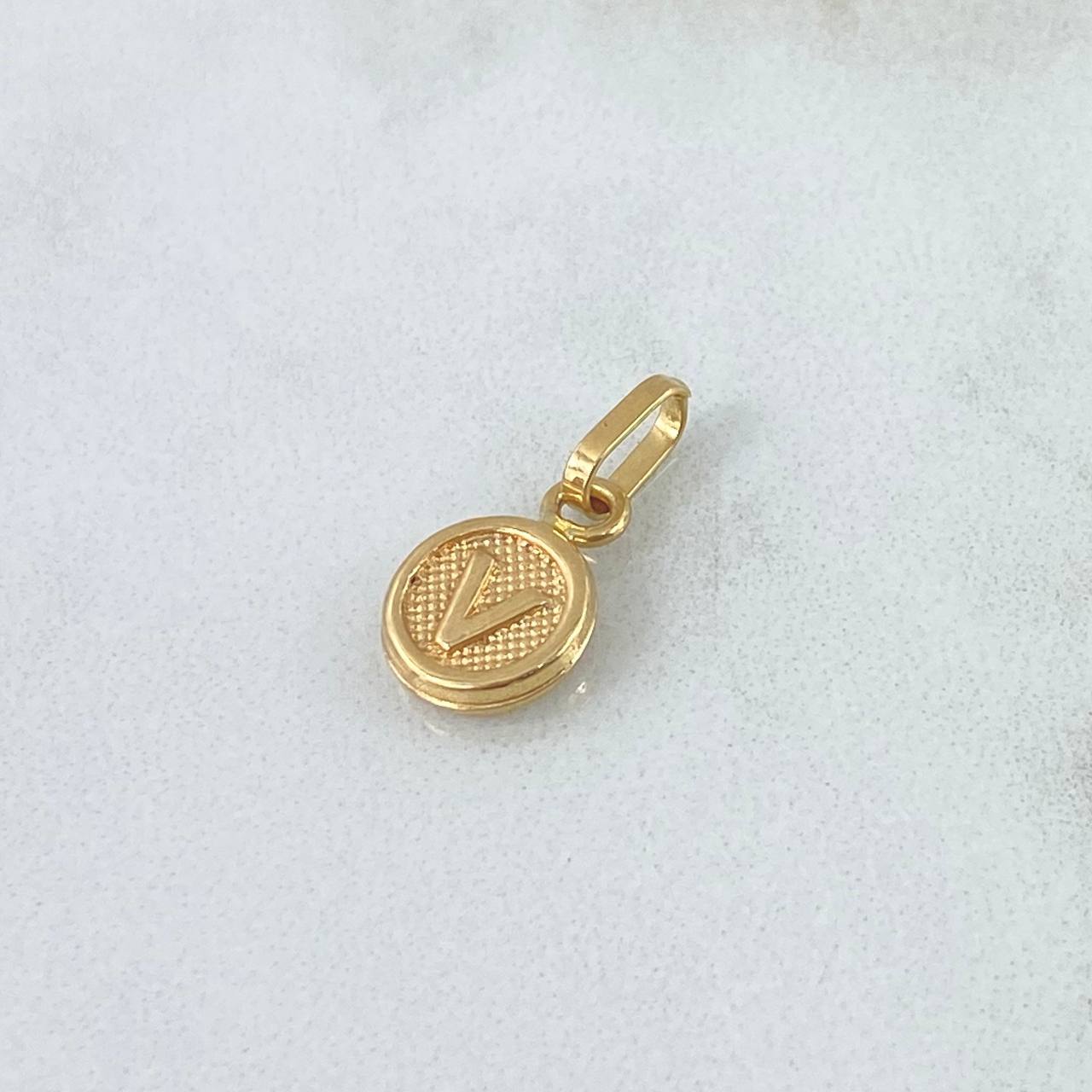 Dije Letra V 0.6gr / 1.5cm / Circulo Texturizado Rayado Oro Amarillo 18K