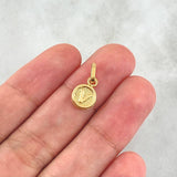 Dije Letra V 0.6gr / 1.5cm / Circulo Texturizado Rayado Oro Amarillo 18K