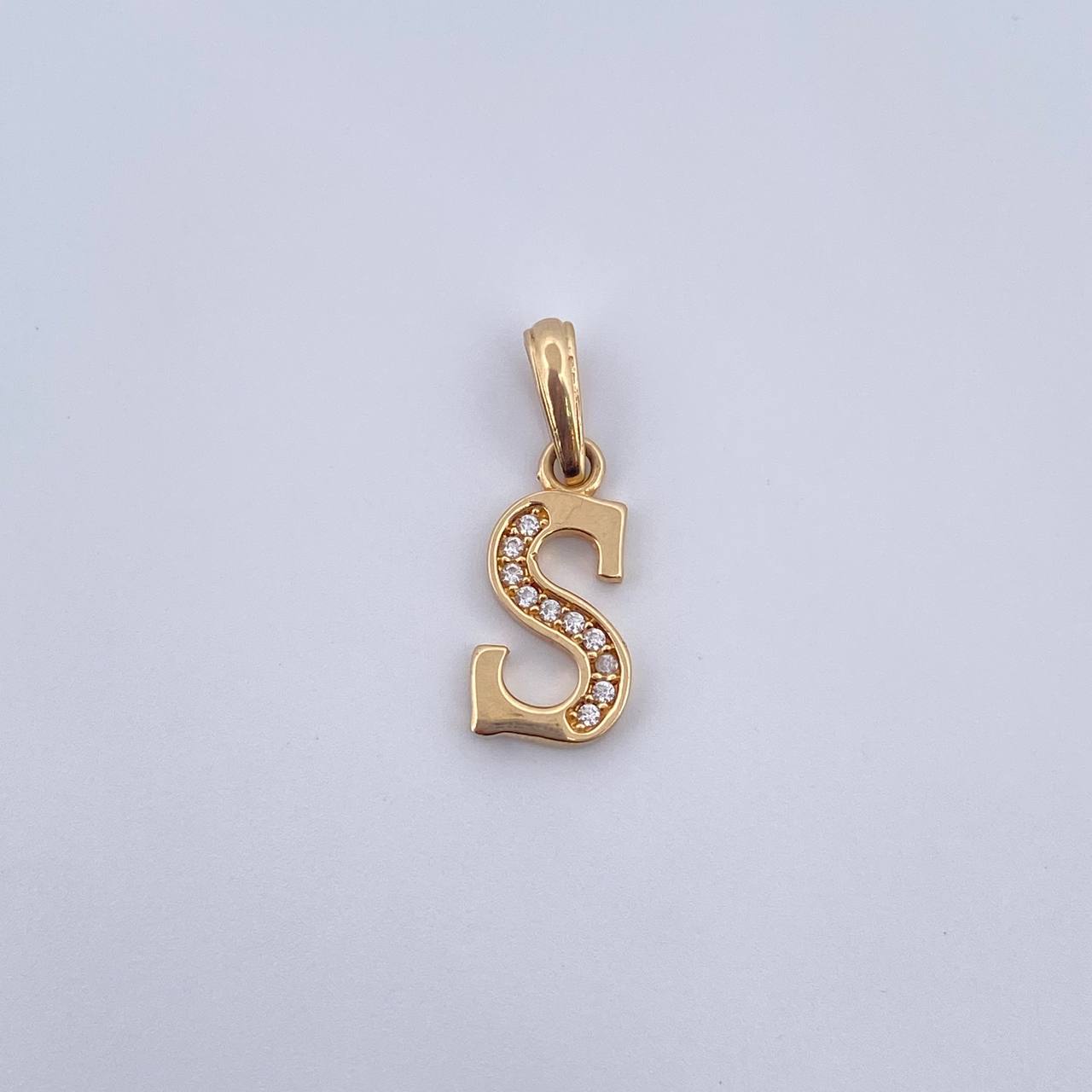 Dije Letra S 0.95gr / 1.9cm / Circones Blancos Oro Amarillo 18K &