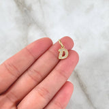 Dije Letra D Silueta 0.75gr / 1.6cm / Circones Blancos Oro Amarillo 18K ©