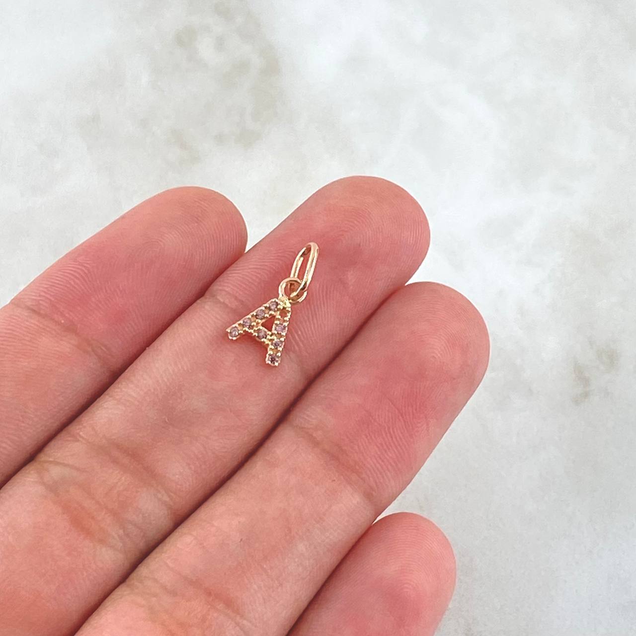 Dije Letra A 0.5gr / 1.5cm / Circones Rosados Oro Rosa 18K