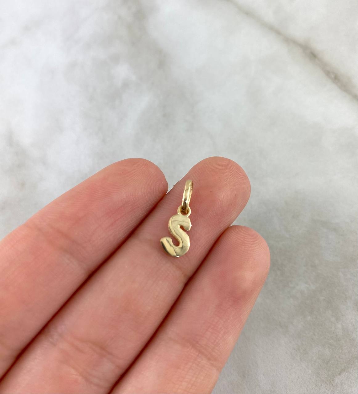 Dije Letra S Cursiva 0.4gr / Lisa Oro Amarillo 18K