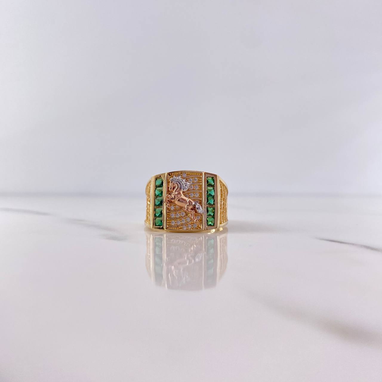 Anillo Caballo 9.65gr / T10 / Circones Verdes Blancos Tres Oros 18K $