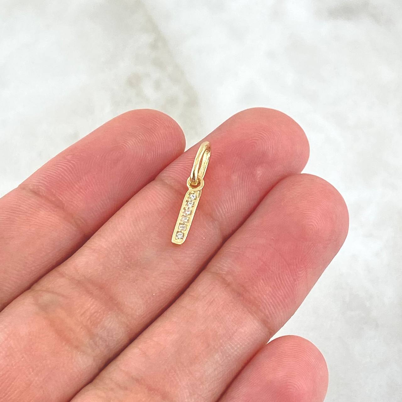 Dije Letra I Cursiva 0.4gr / 1.7cm / Circones Blancos Oro Amarillo 18K